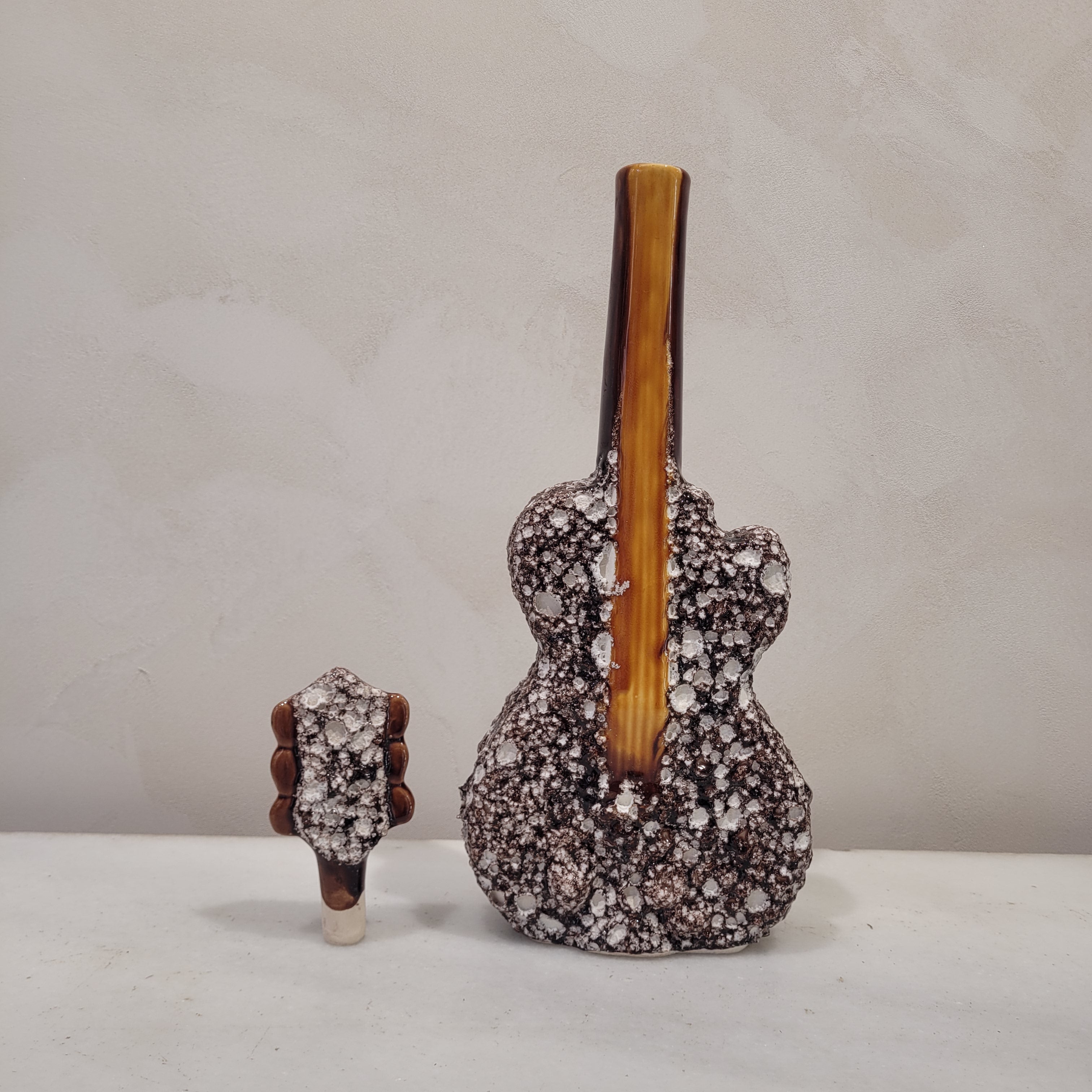 Licorera / Jarrón “Guitarra” en cerámica de Vallauris, Siguiendo Fat Lava, s. XX - Francia