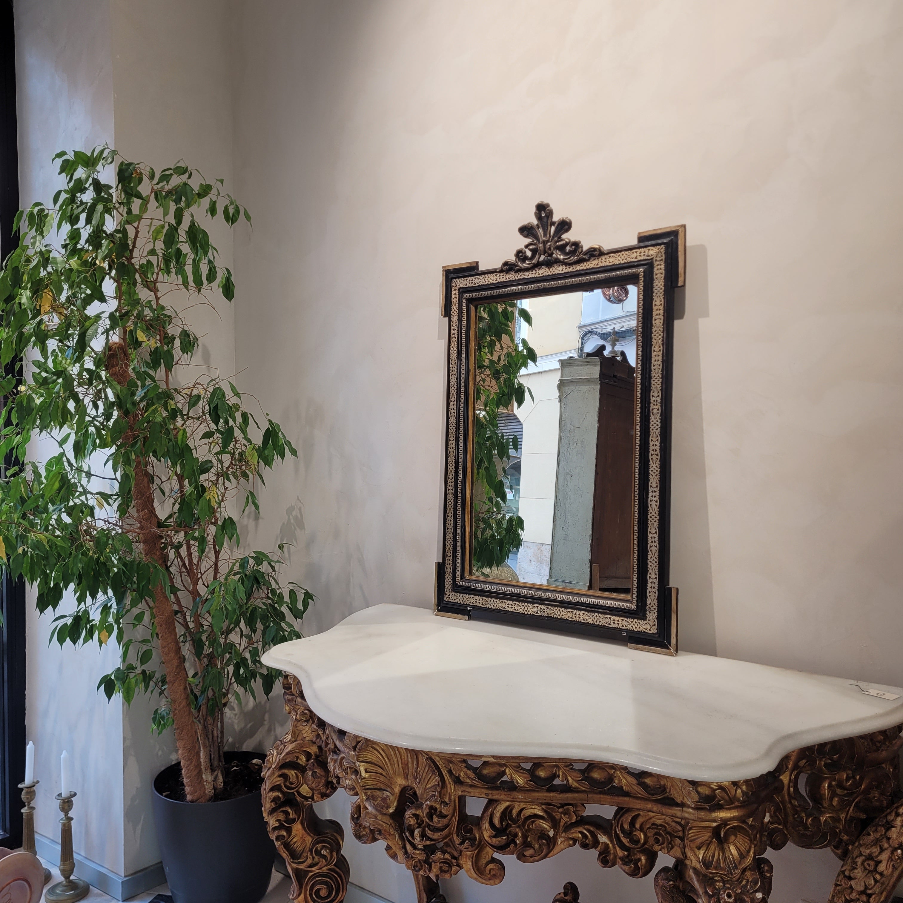 Espejo Napoleón III, Madera ebonizada y dorada, ca. 1900 – Francia