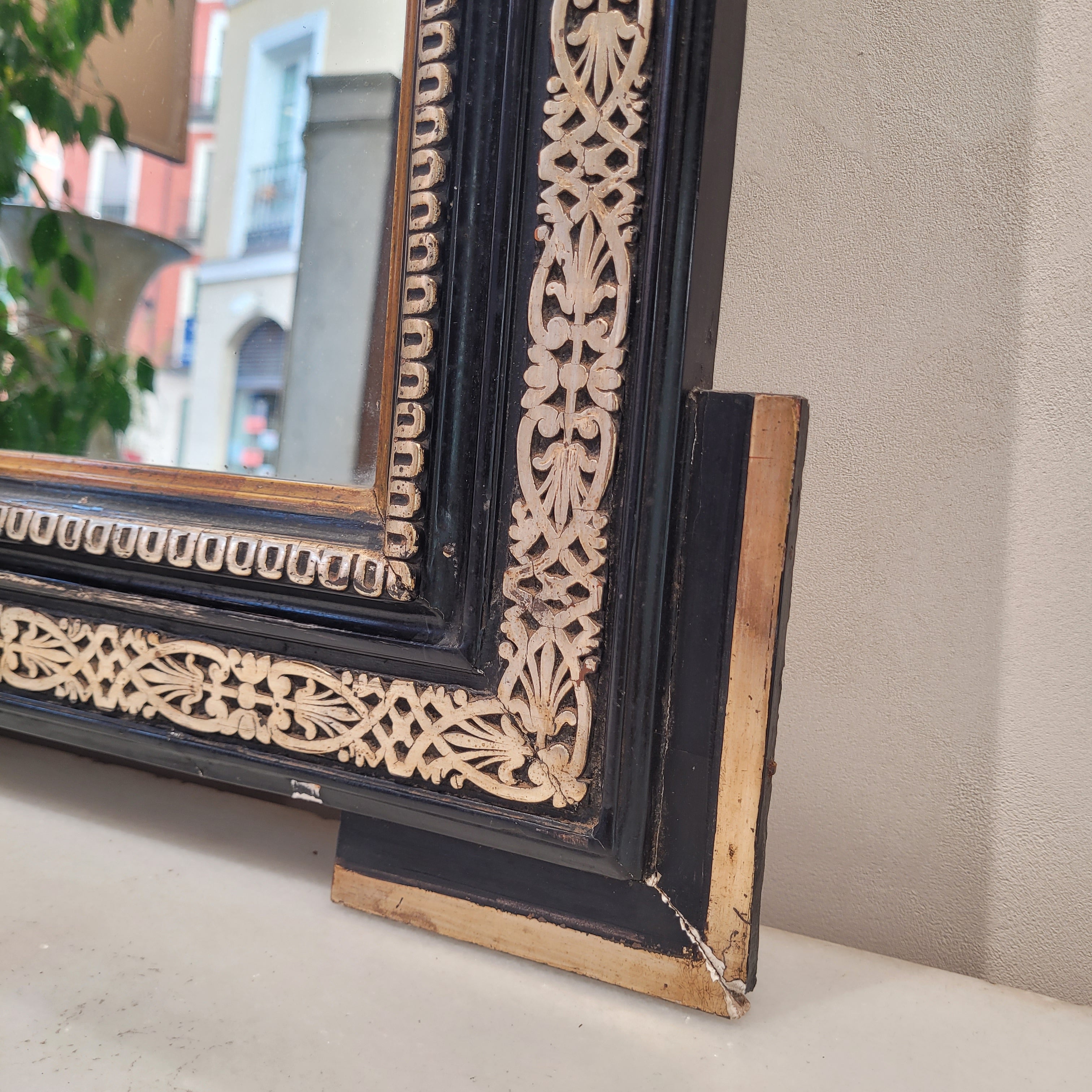 Espejo Napoleón III, Madera ebonizada y dorada, ca. 1900 – Francia