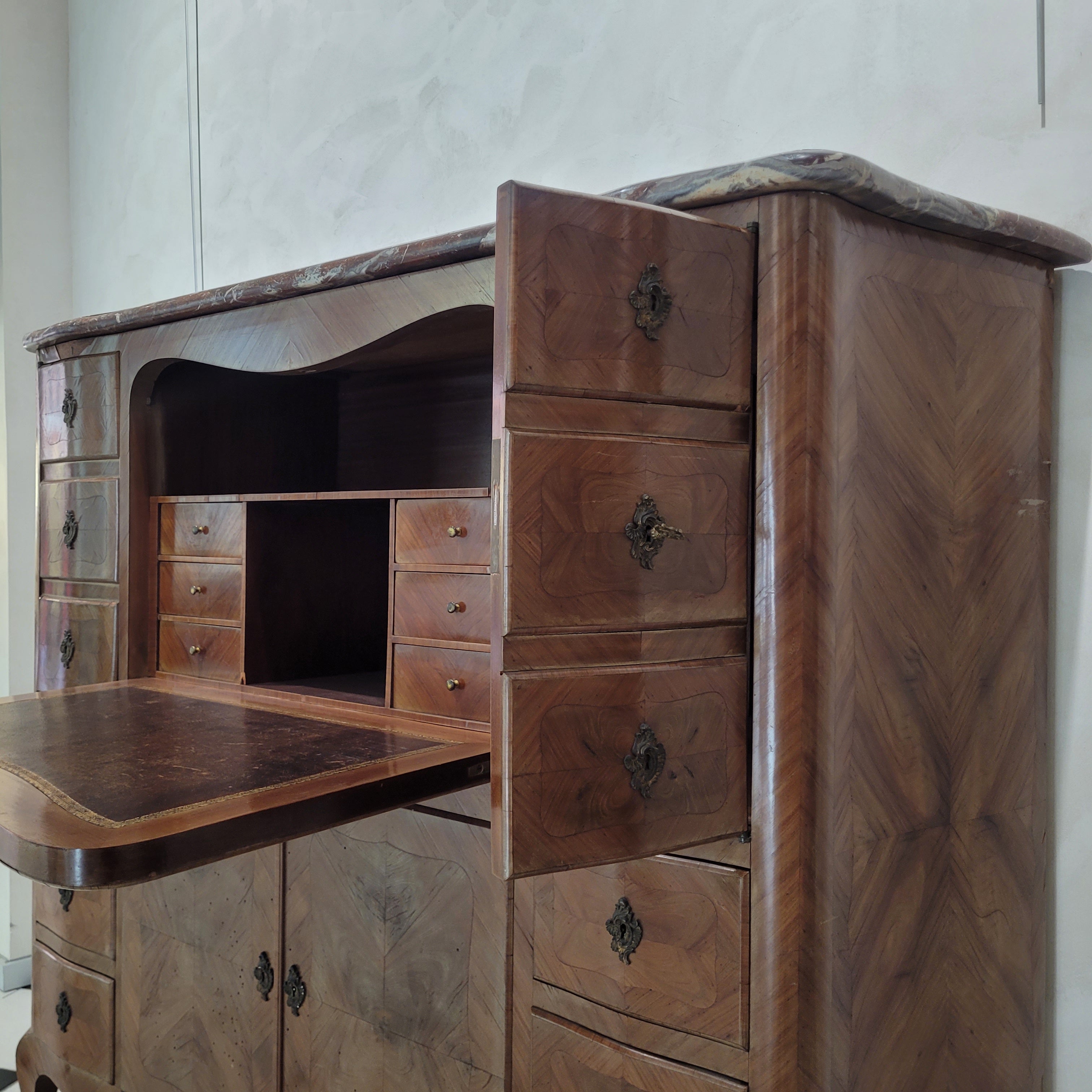 Secreter / Bureau estilo Transición, Marquetería y mármol, siglo XX – Francia