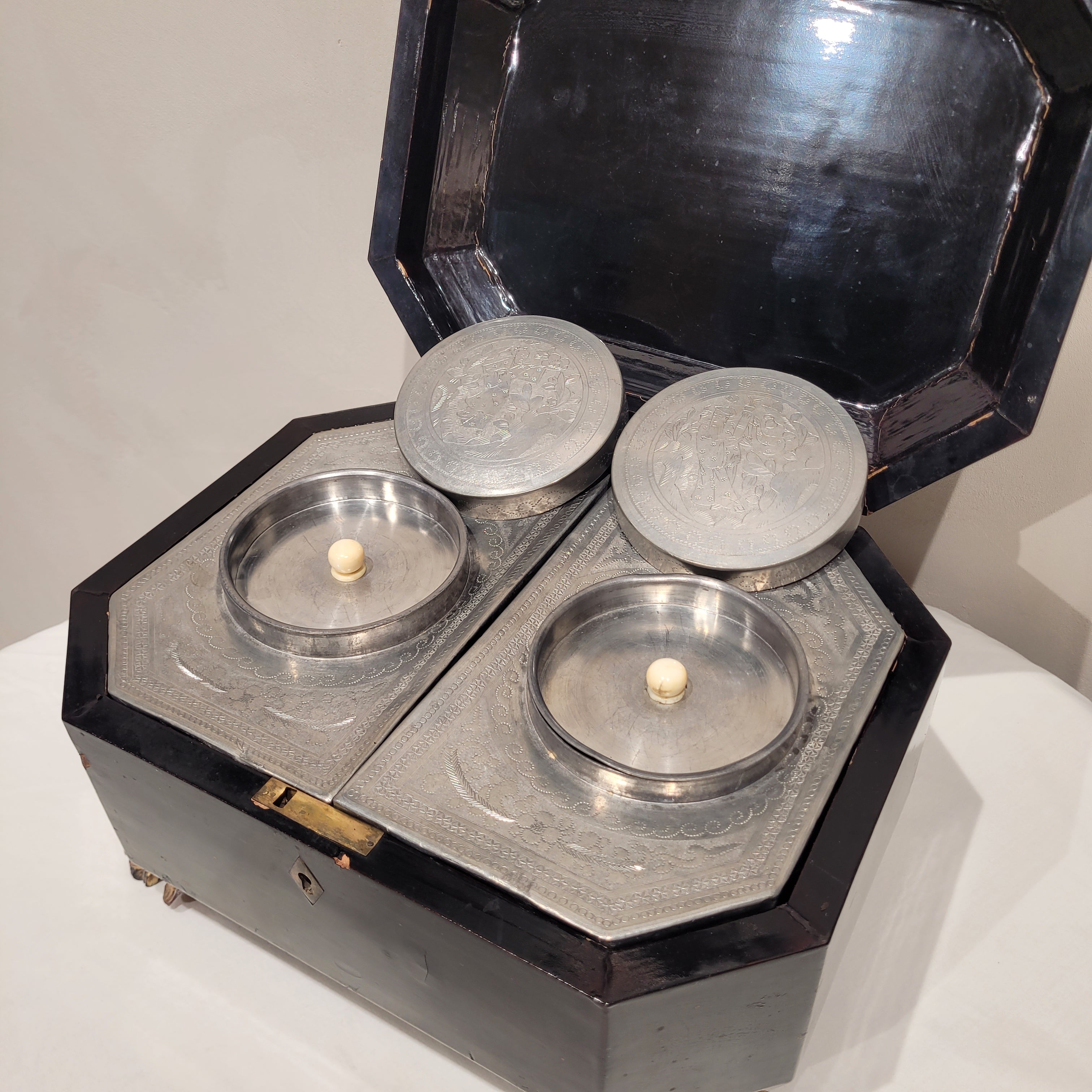 Caja de té para la exportación, Laca china, s. XIX – Inglaterra