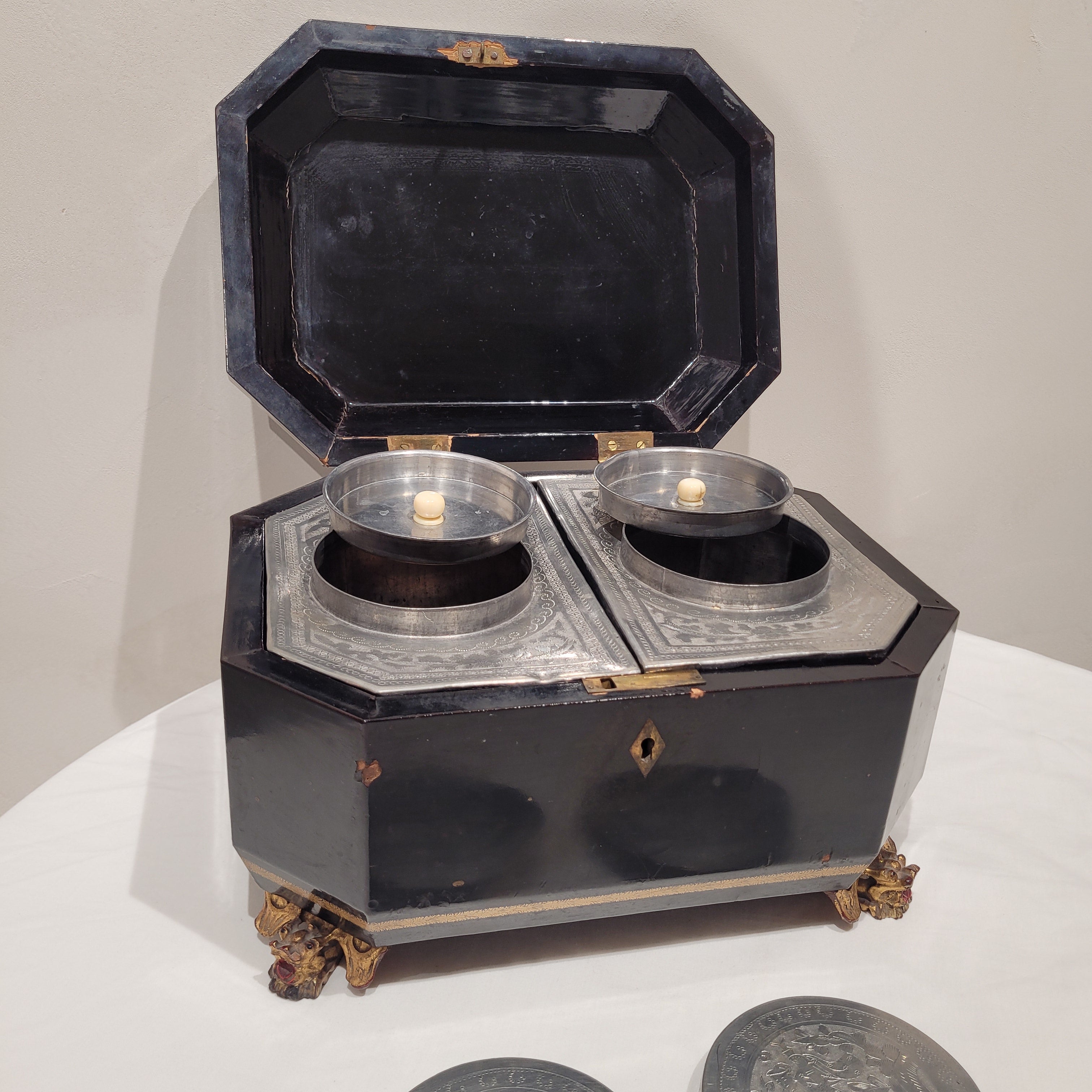 Caja de té para la exportación, Laca china, s. XIX – Inglaterra