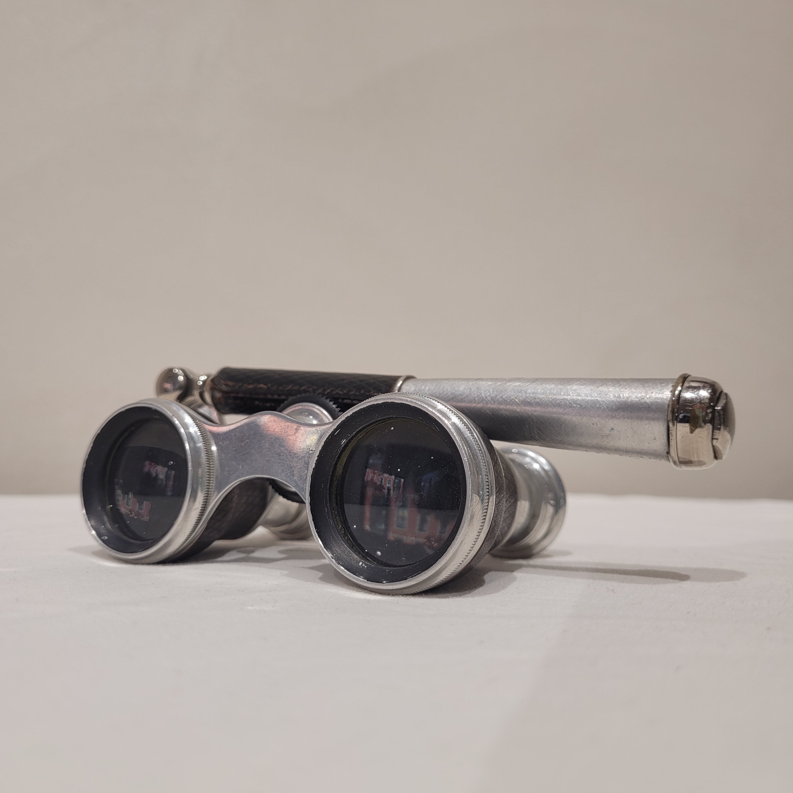 Binoculares de teatro / Impertinentes, Metal y cuero, ca. 1930 – Reino Unido