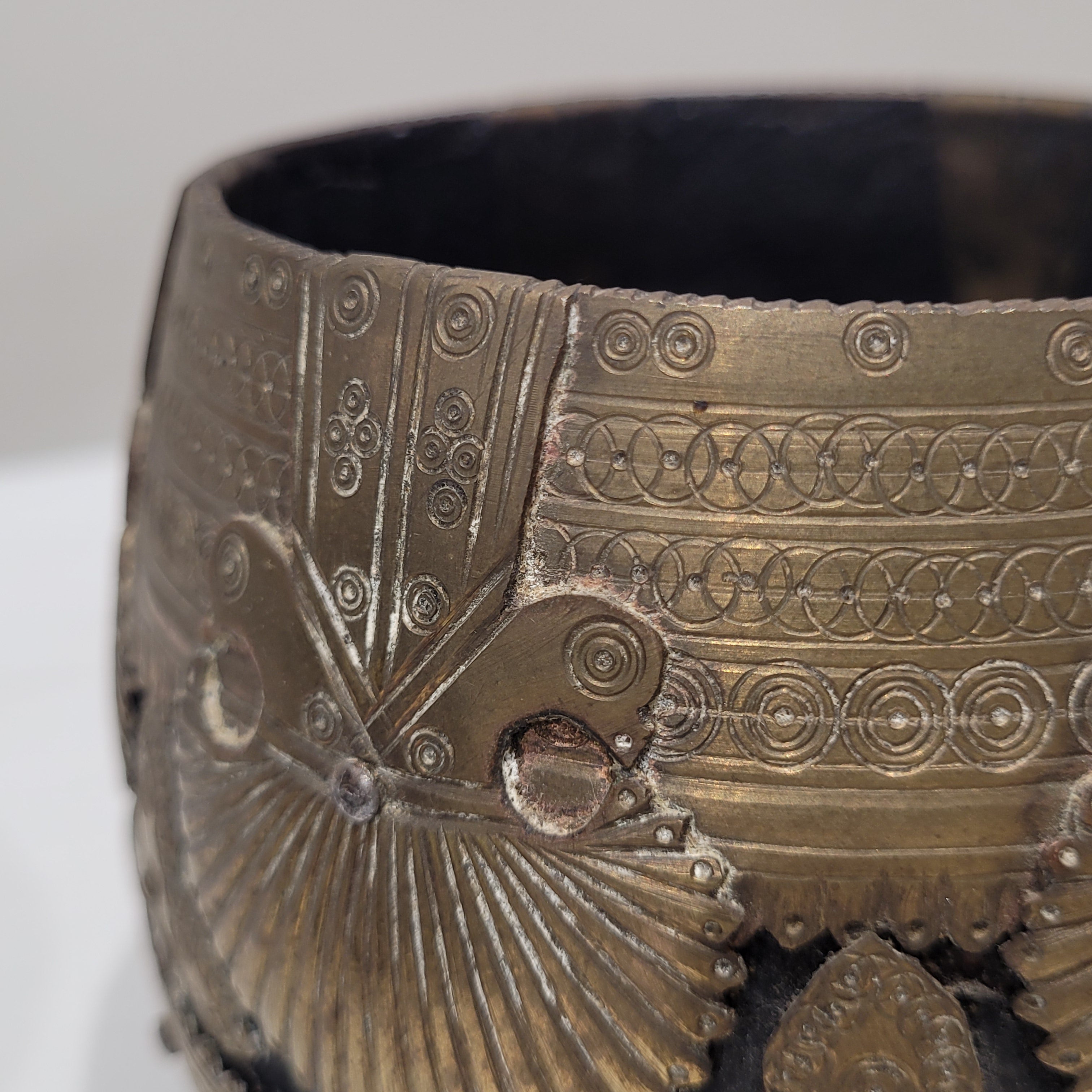 Pareja de Cuencos medidores “Sherpai / Kunke”, Madera y latón, pps. S. XX – Bengala occidental, India