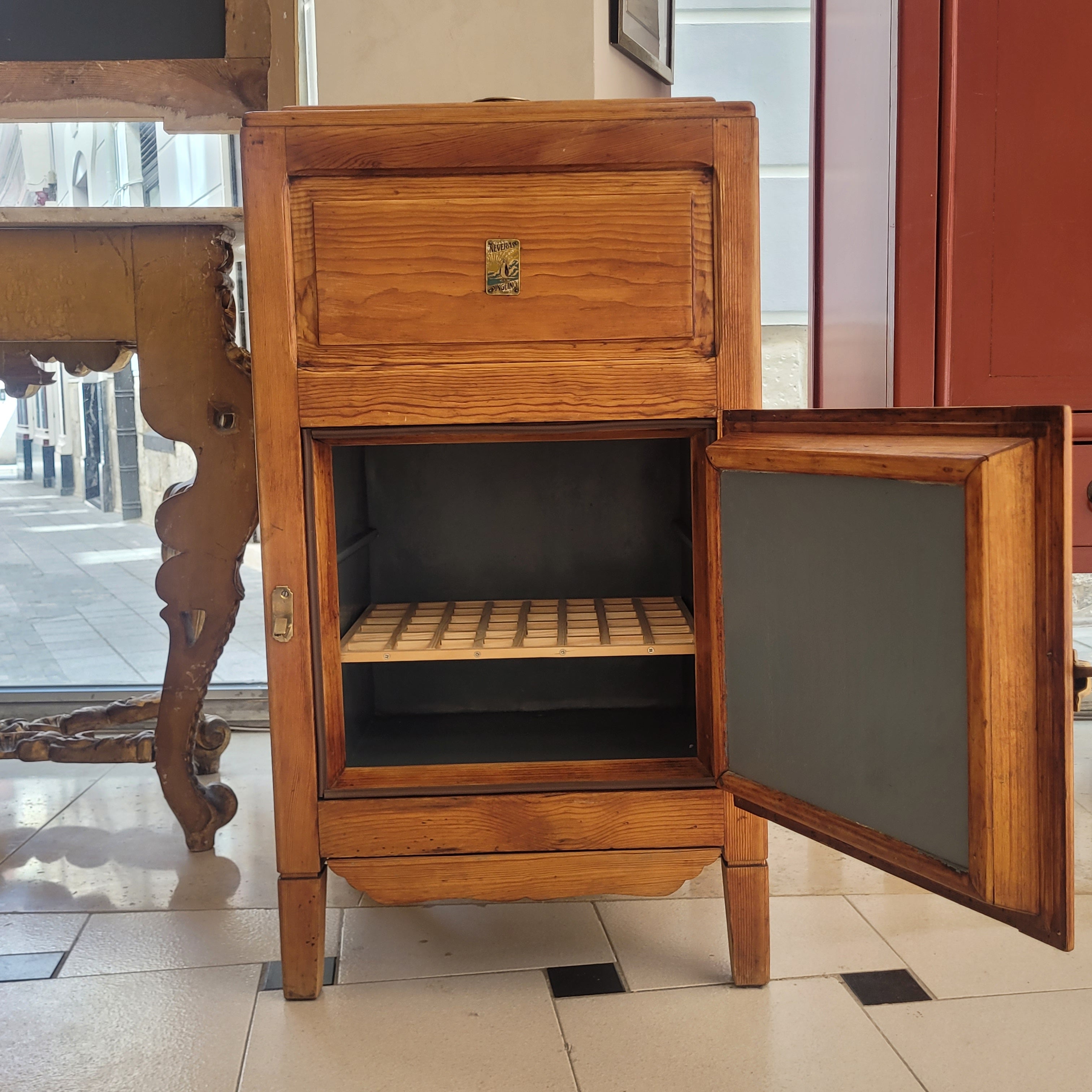 Fresquera / Antigua Nevera (Mueble bar), Pingüino, Estilo barco, hacia 1930 - Barcelona, España
