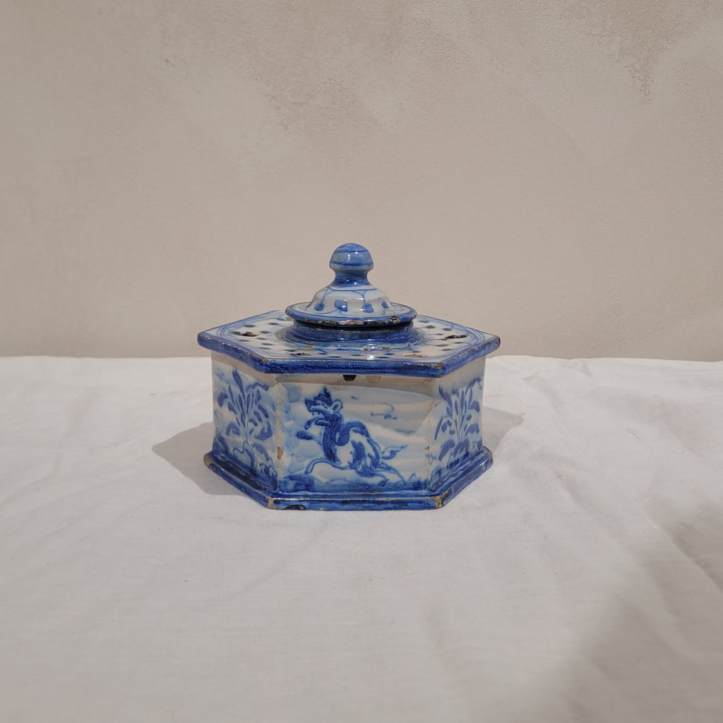 Tintero firmado Ruiz de Luna, Cerámica de Talavera de la Reina, hacia 1900 – Toledo, España