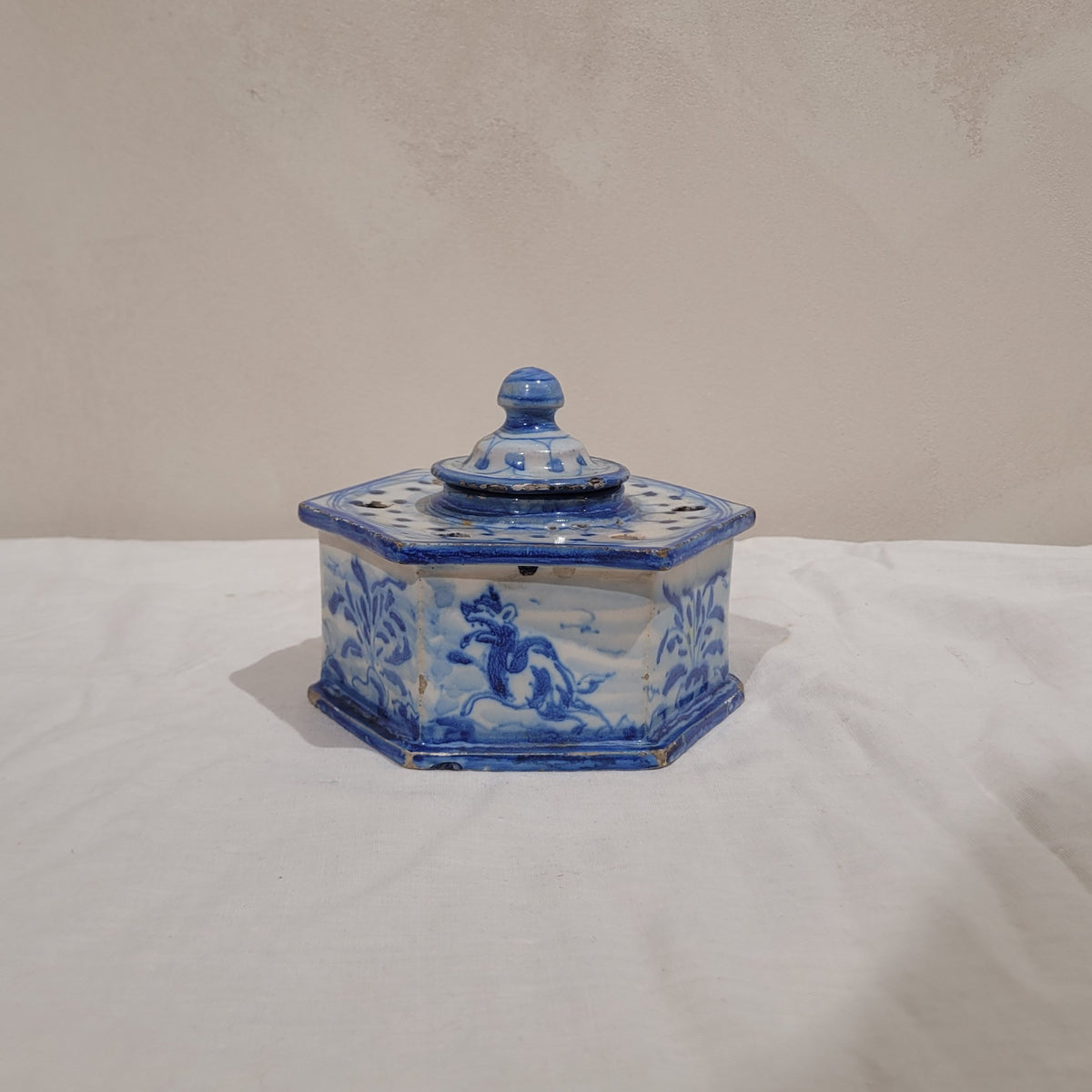 Tintero firmado Ruiz de Luna, Cerámica de Talavera de la Reina, hacia 1900 – Toledo, España