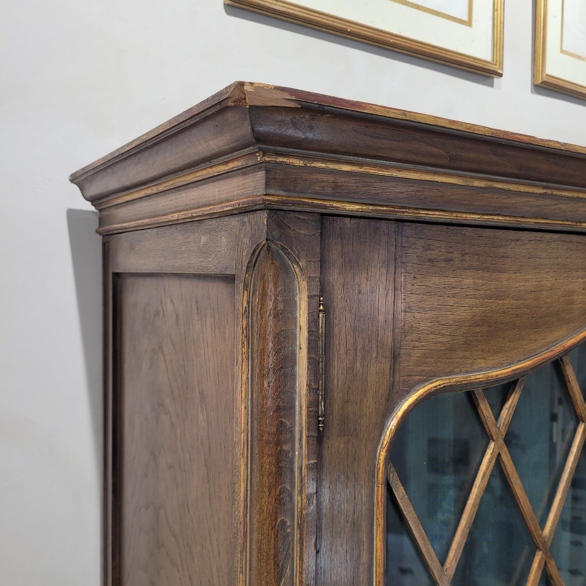 Armario / Vitrina Art Nouveau, Madera de pino tintada y dorada, 1930 - Inglaterra