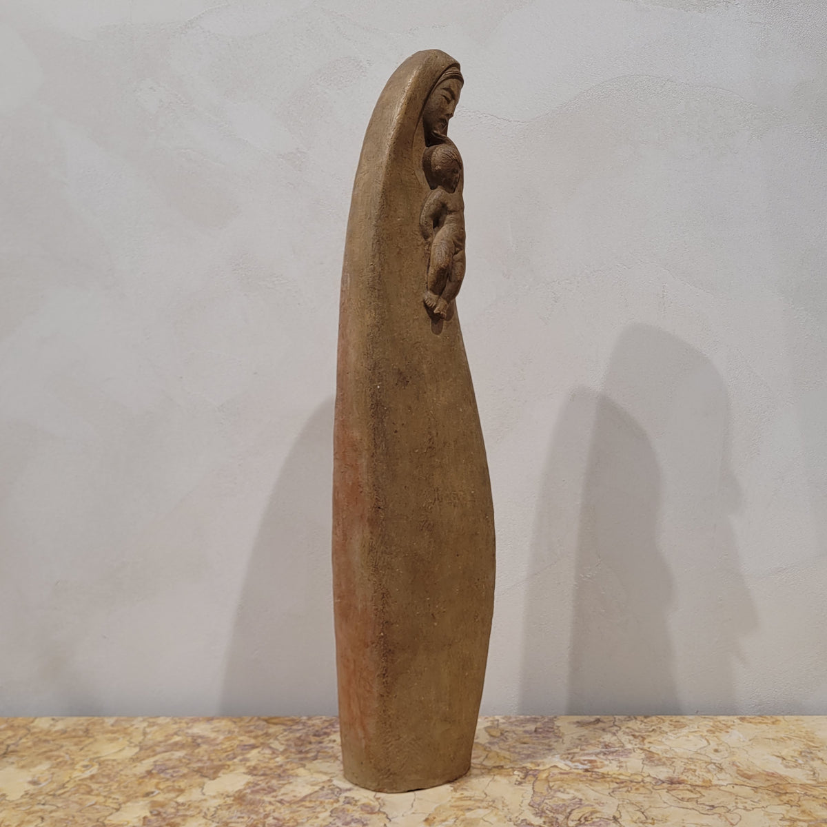 Escultura de terracota “Virgen con el Niño Jesús”, s. XX - España
