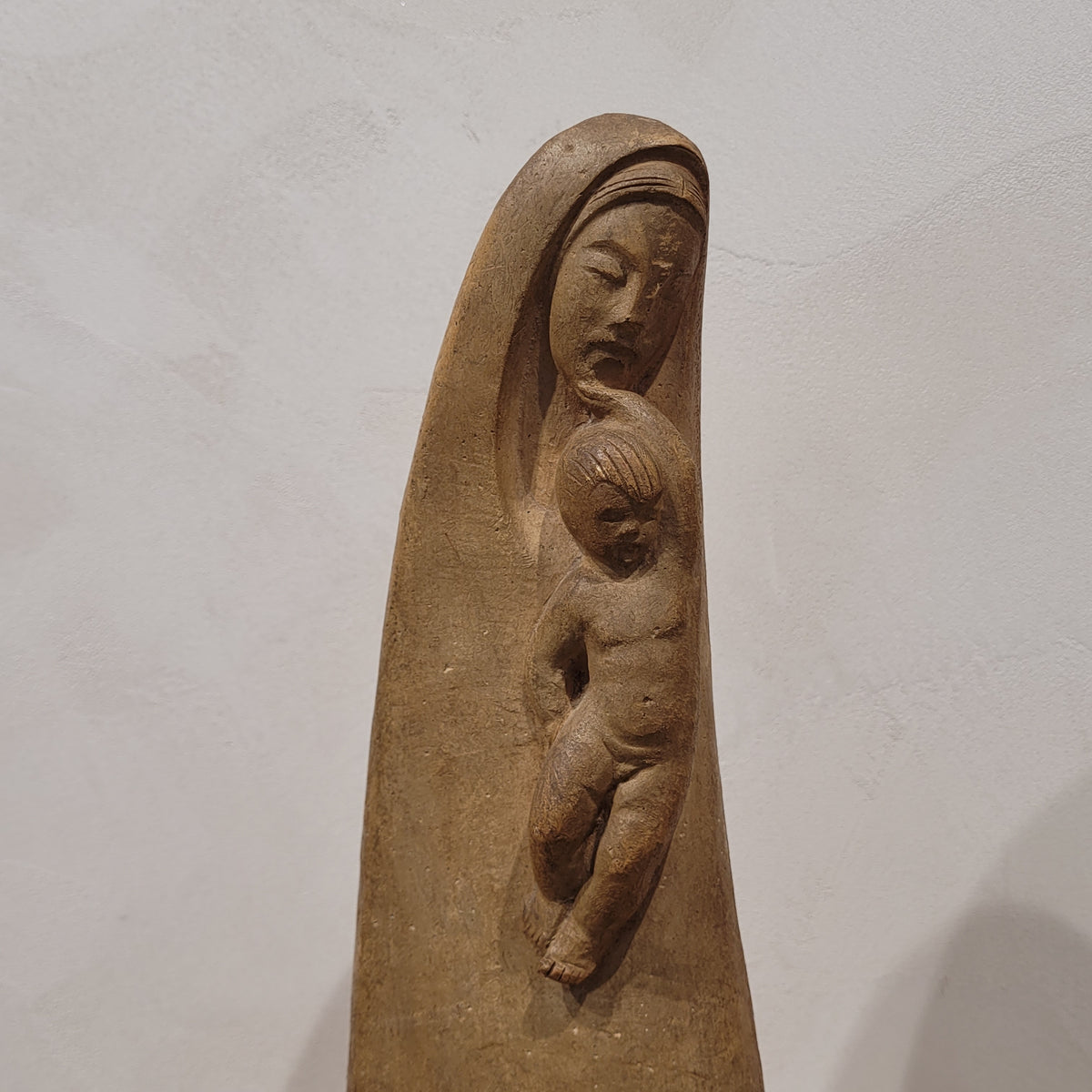 Escultura de terracota “Virgen con el Niño Jesús”, s. XX - España