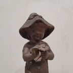 Figura de bronce “niño con flor”, Firmado Daniel, 1942 - España