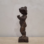 Figura de bronce “niño con flor”, Firmado Daniel, 1942 - España