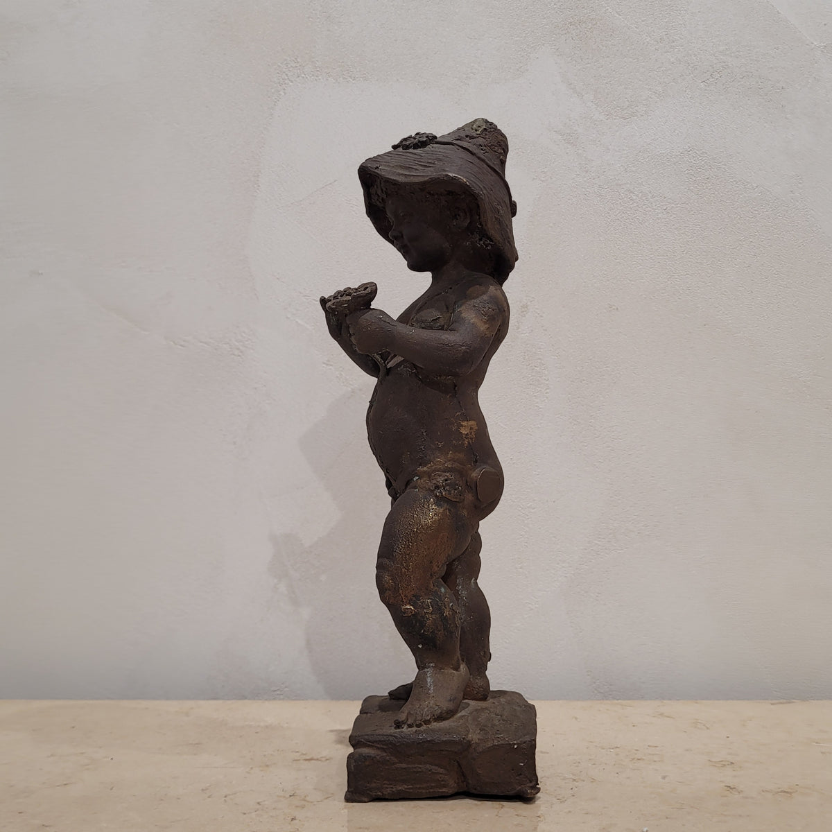 Figura de bronce “niño con flor”, Firmado Daniel, 1942 - España