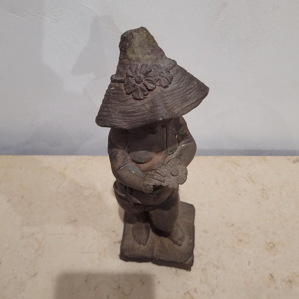 Figura de bronce “niño con flor”, Firmado Daniel, 1942 - España