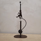 Juguete de equilibrio / Tentetieso "Flautista en columpio", Hierro, pps. siglo XX – Francia
