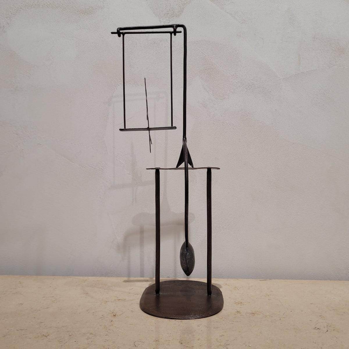 Juguete de equilibrio / Tentetieso "Flautista en columpio", Hierro, pps. siglo XX – Francia